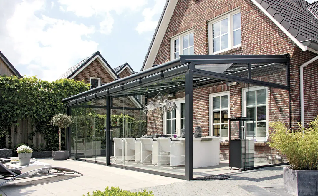 Moderne Glas-Terrassenüberdachung an einem Wohnhaus – Referenzobjekt von Lebenstraum Terrasse