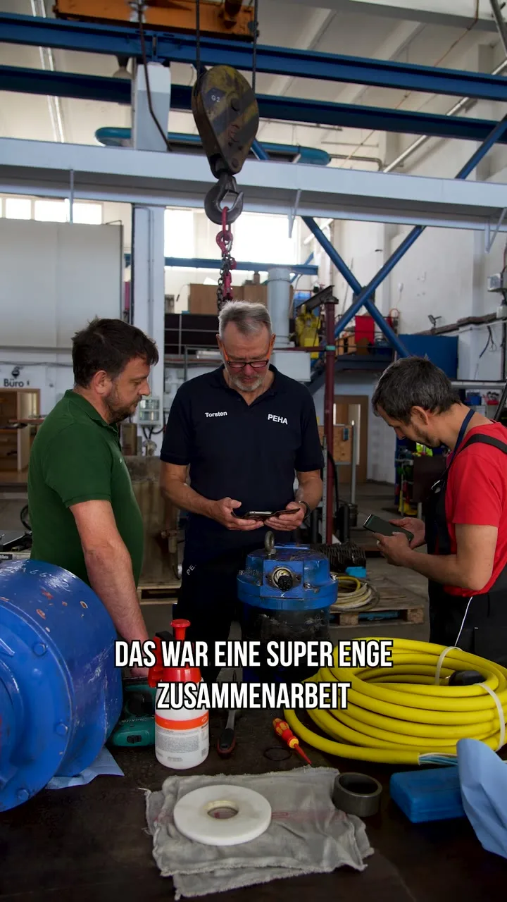 Videostill der Erfolgsgeschichte: PEHA-Mitarbeiter mit Smartphone in der Werkstatt