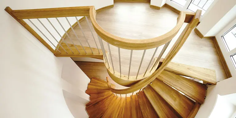 Geschwungene Holztreppe von oben fotografiert, Referenzobjekt von Treppenbau Plath