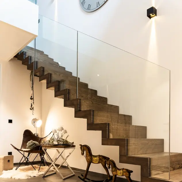 Moderne Holztreppe mit Glasgeländer in einem Wohnhaus – gefertigt von Treppen Schmidt